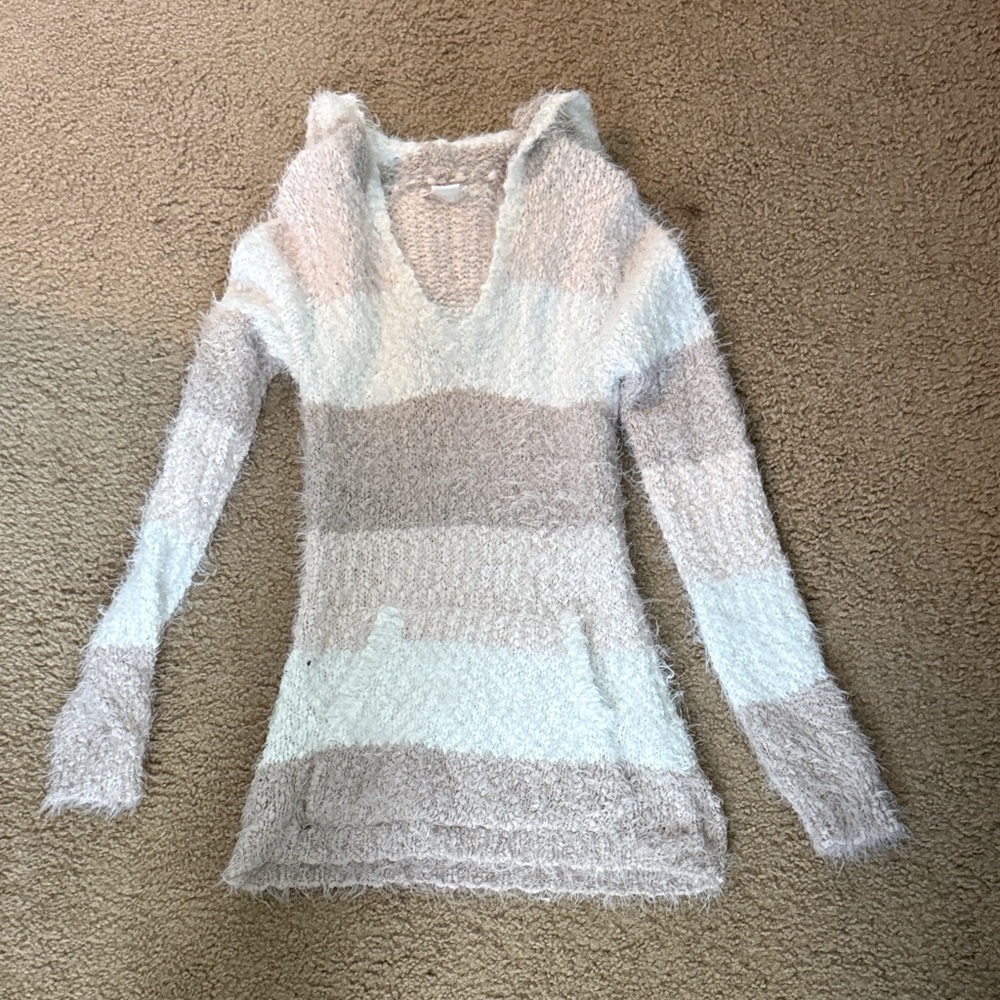 VENUS Fuzzy V-Neck Sweater - Cream and Gray